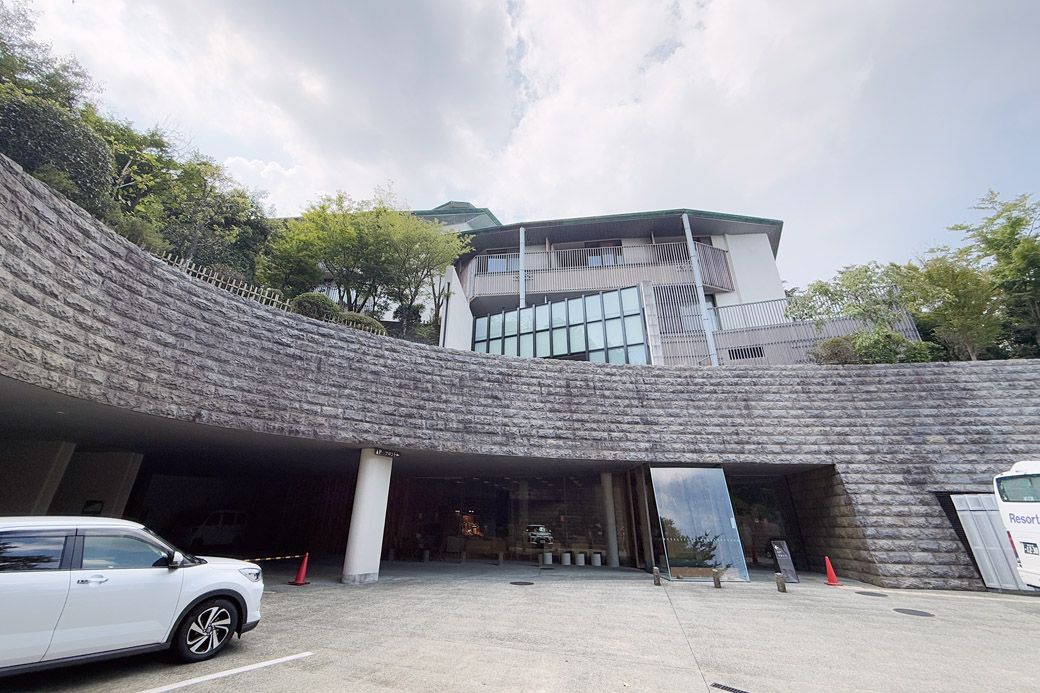 山の斜面に沿って建てられた、港区民保養施設大平台みなと荘（筆者撮影）