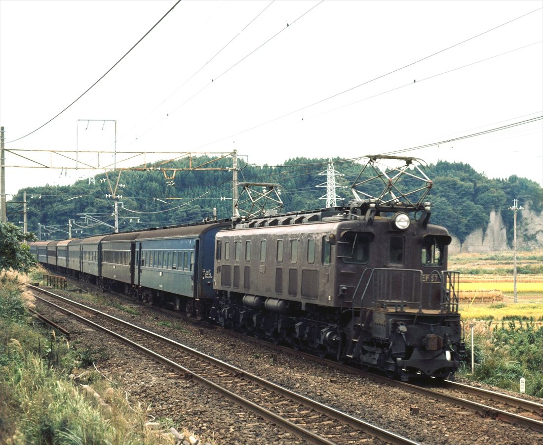 東北本線の蒲須坂付近を走るEF57形牽引の上野行き普通列車（撮影：南正時）