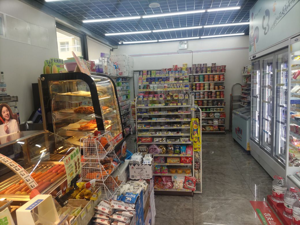 異国のコンビニはアトラクションであり観光地の一つ（筆者撮影）