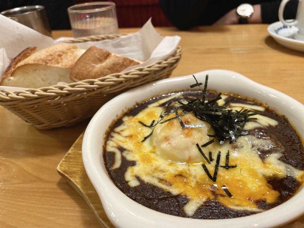ビーフシチューには刻み海苔が乗っており、ちょっとしたこだわりを感じる（写真：筆者撮影）