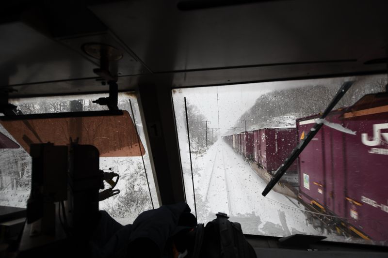 大雪の中、前方から貨物列車がやってきた（記者撮影）