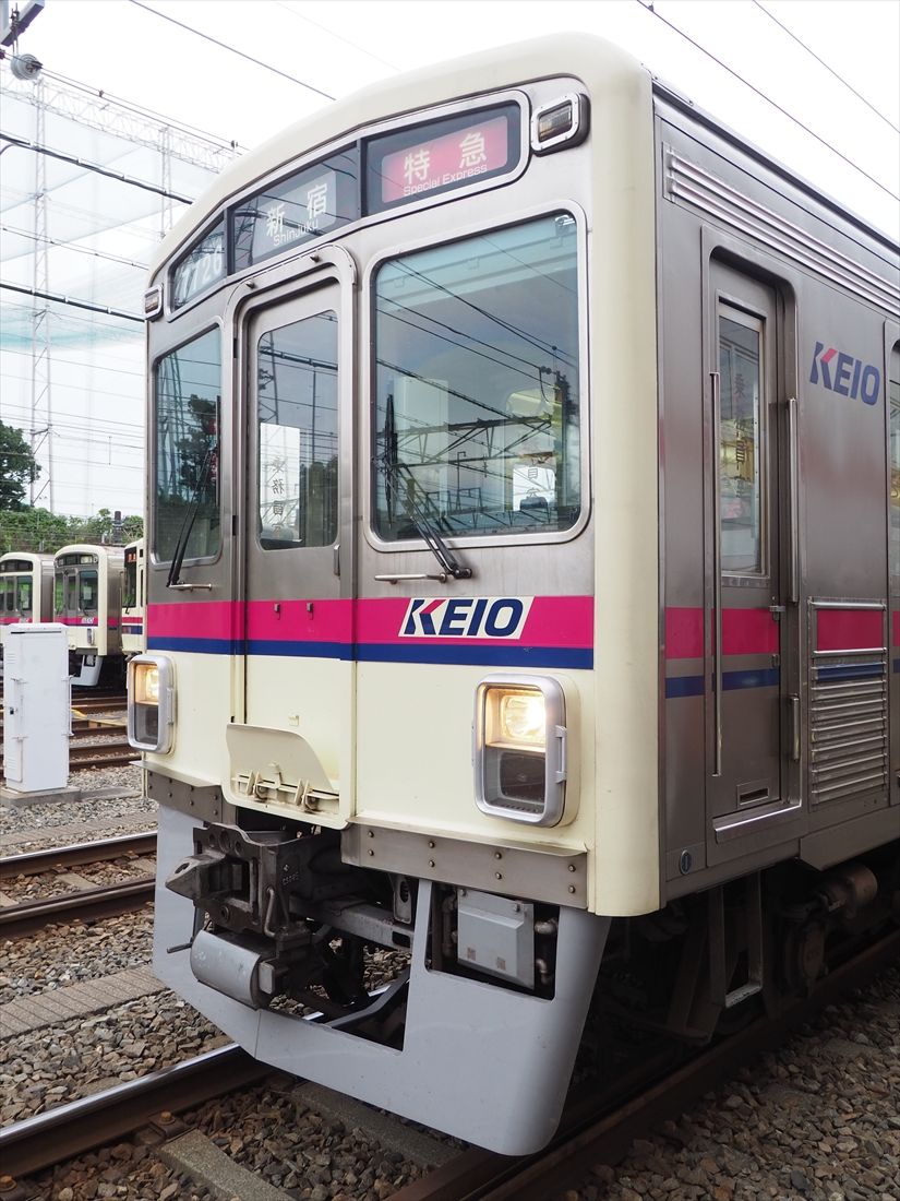 前面はフラットではなくやや後退角がついたデザインだ（記者撮影）