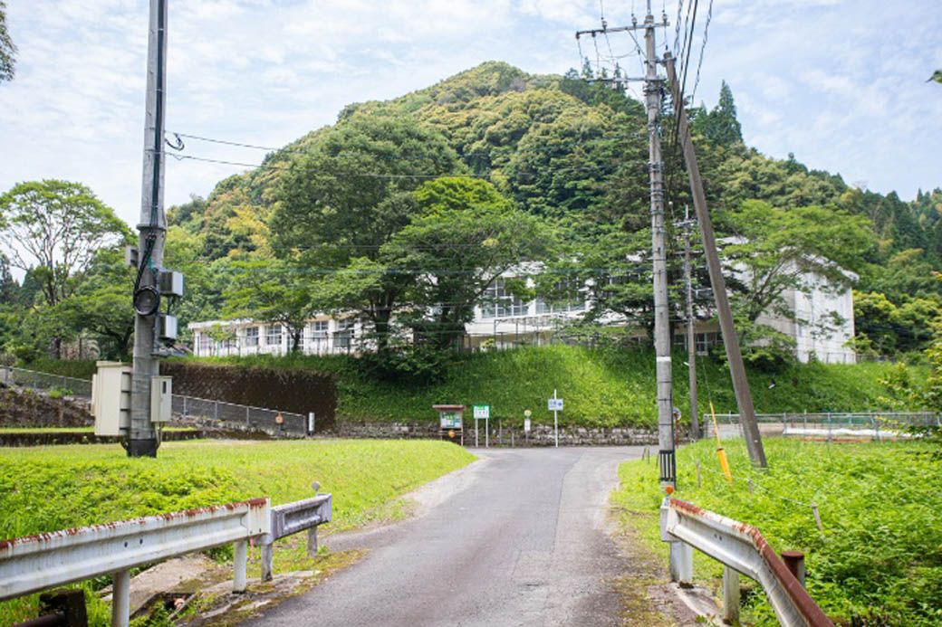 中福良駅近くには小学校がある（写真：筆者撮影）