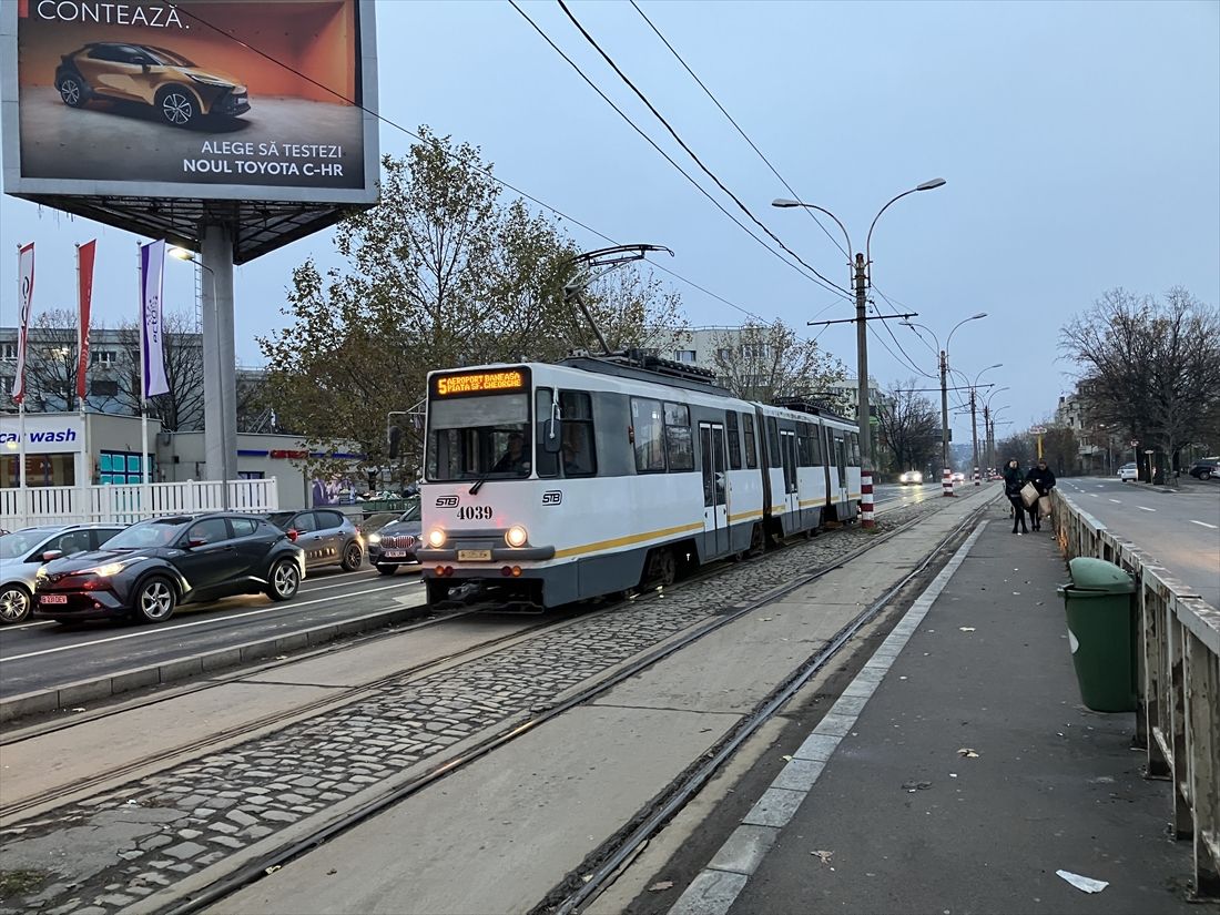 旧型の連接式路面電車車両も走る（筆者撮影）