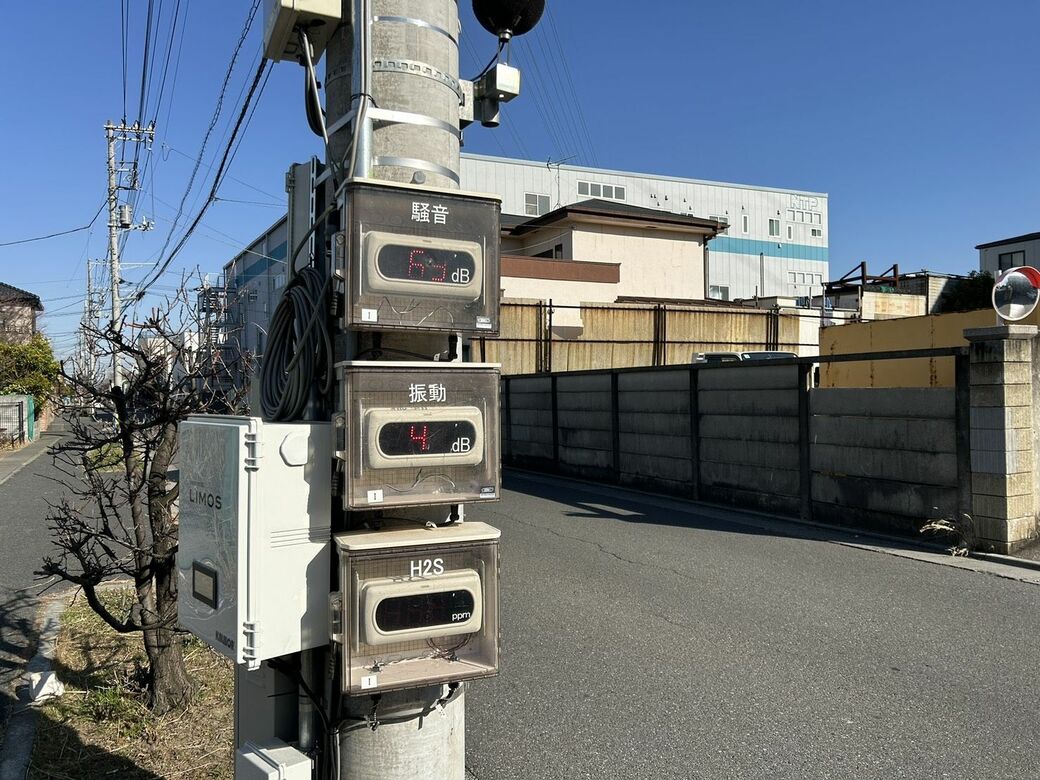 工事現場周辺に設置された計測器。表示が点滅して見づらいものの、工事中は50〜60dBを推移していた