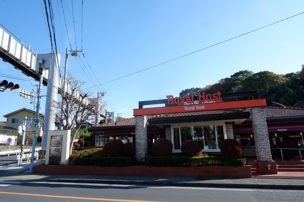 鎌倉山店のすぐ横にモノレールの線路が（写真：筆者撮影）