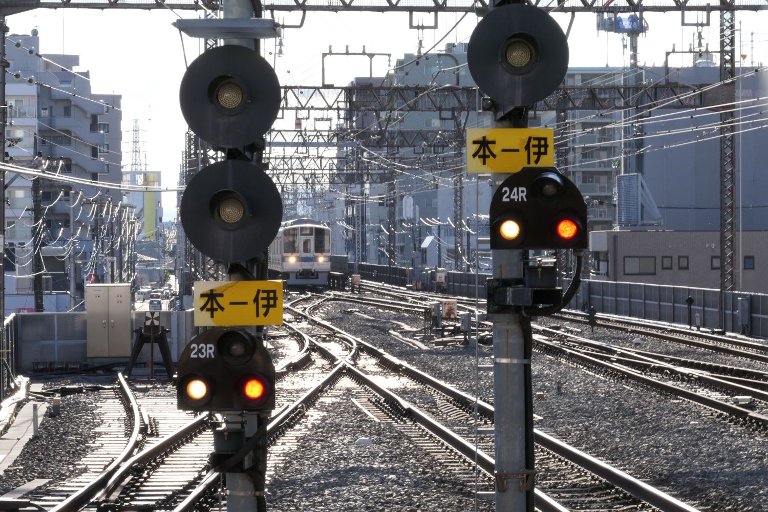 下りホームの端から見た引き上げ線（記者撮影）