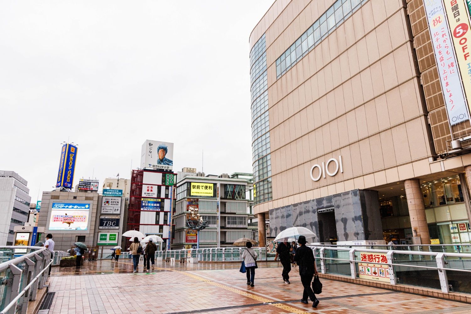 北千住駅西口にはペデストリアンデッキが広がり、その傍らにはマルイがある（撮影：鼠入昌史）