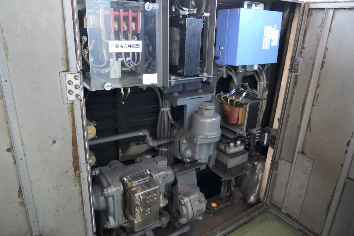 機器類がびっしり詰まっている（記者撮影）