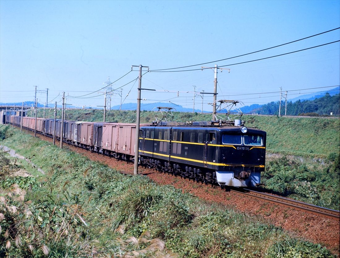 東海道本線の関ケ原越え、マンモス電機として知られたEF10形牽引の貨物列車が走る（撮影：南正時）