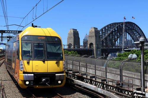 ハーバーブリッジ（道路との併用橋）を渡ってノース･シドニーへ（筆者撮影）