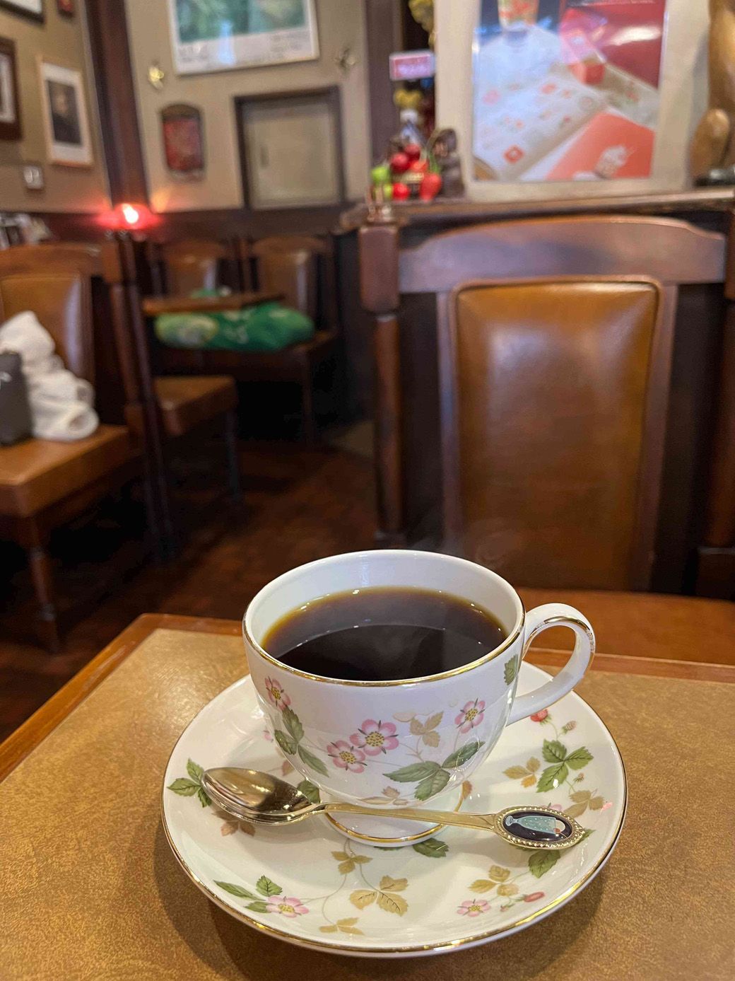 こだわりの店内装飾に、各地のブレンドが揃うコーヒーのラインナップ（筆者撮影）