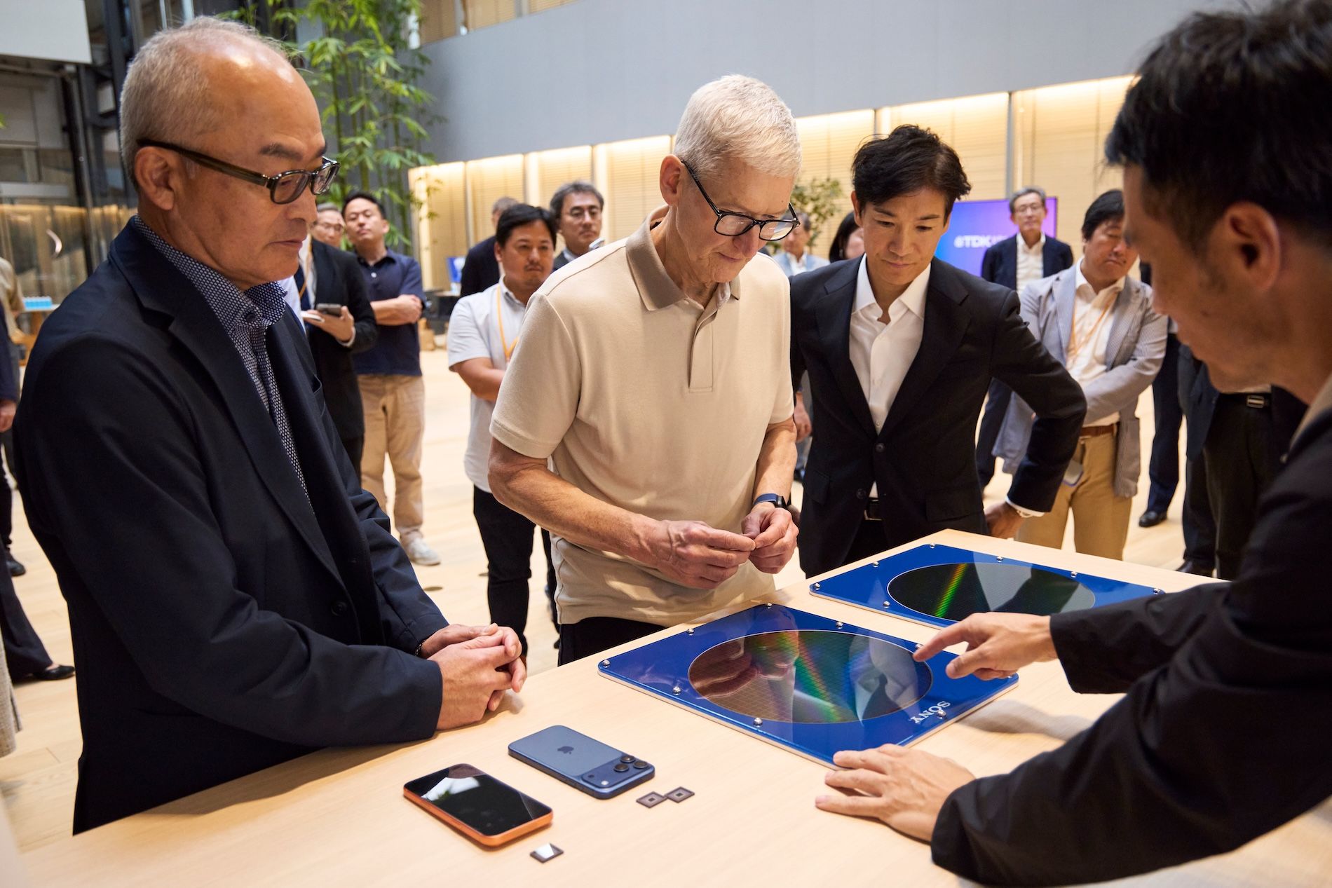 左端がソニーグループの十時裕樹社長（写真：アップル提供）