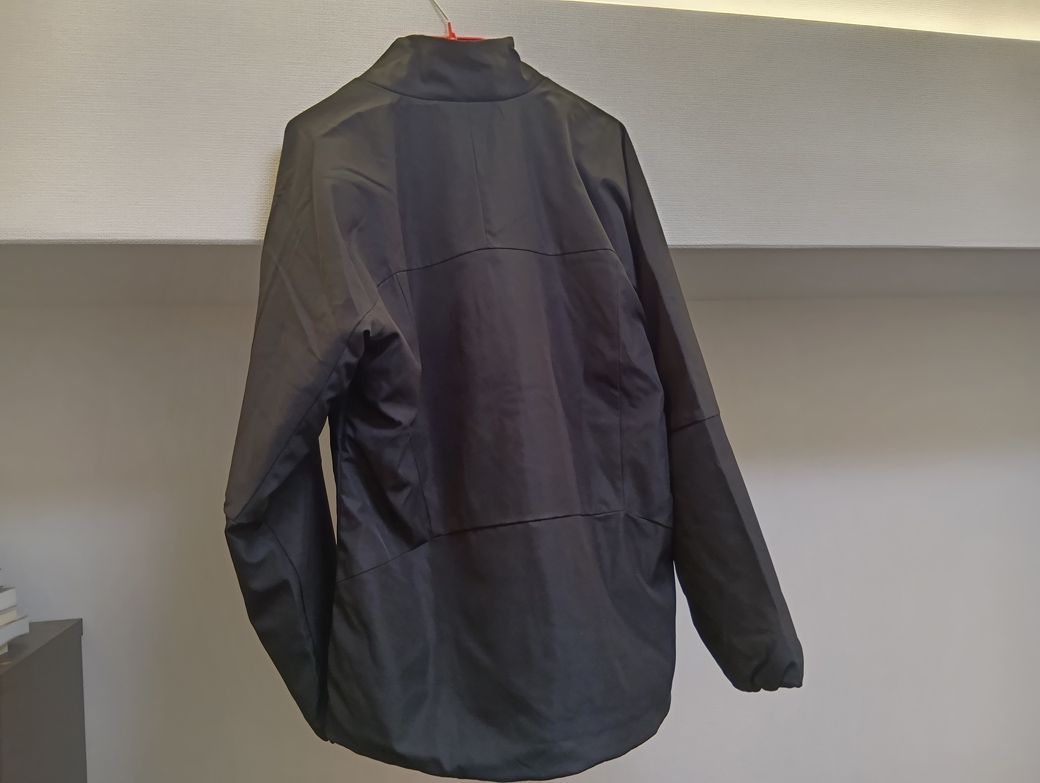 筆者の持っているアウター最安値XShelterの背面はこんな感じ（筆者撮影）