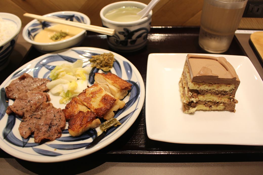 青葉の牛たんとチキングリル定食と、トップス名物のチョコレートケーキで、名付けて「仙台望郷セット」（筆者撮影）