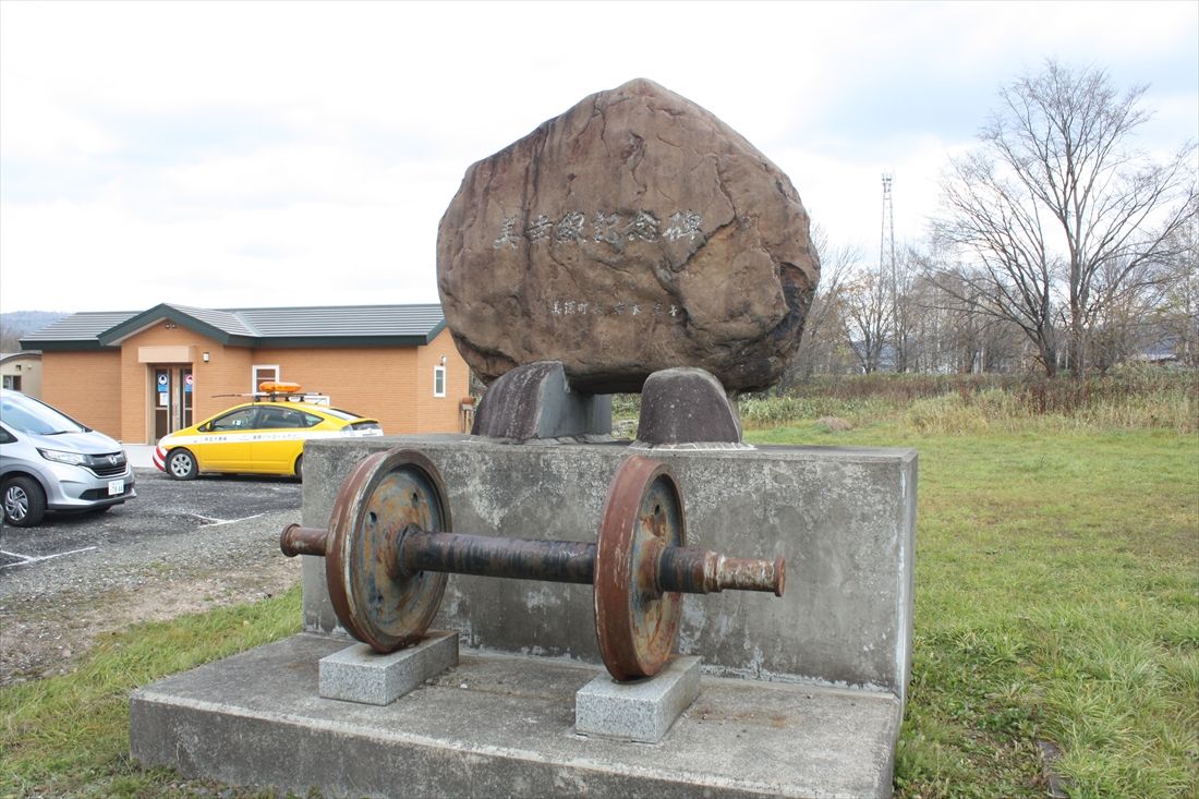 仁宇布駅には廃止時に建立された記念碑がある（筆者撮影）