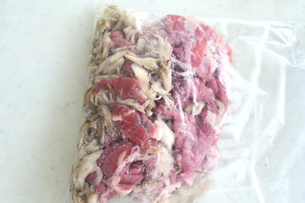 牛肉とマイタケをもみ込む工程で硬い肉もかなり柔らかくなります（写真：筆者撮影）