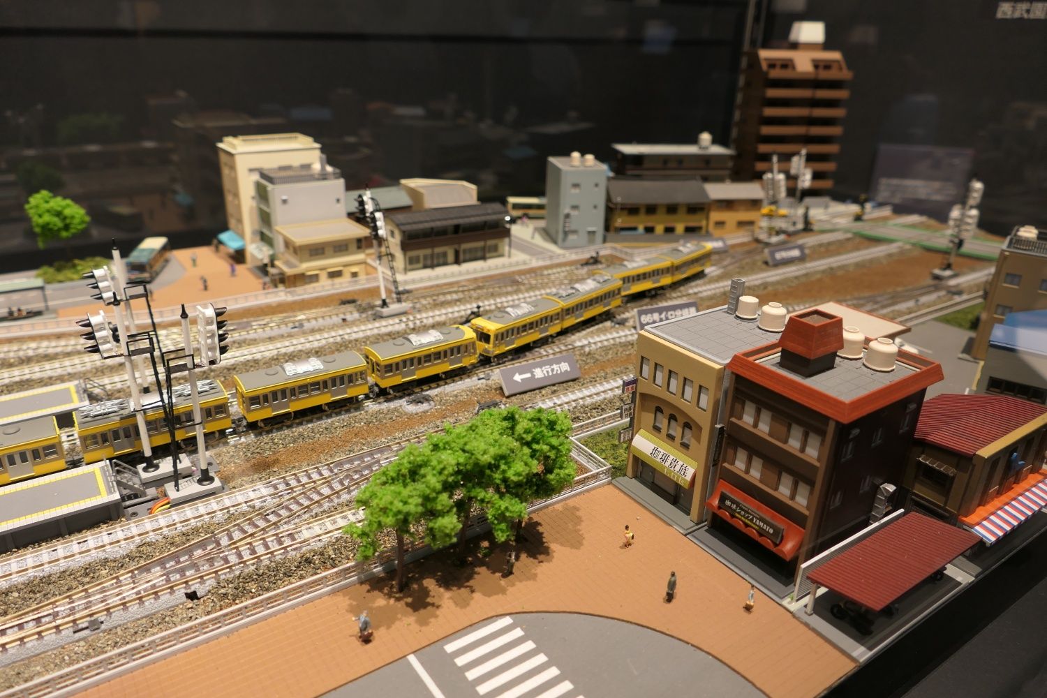 東村山駅構内列車脱線事故の様子は模型でも再現されている（記者撮影）