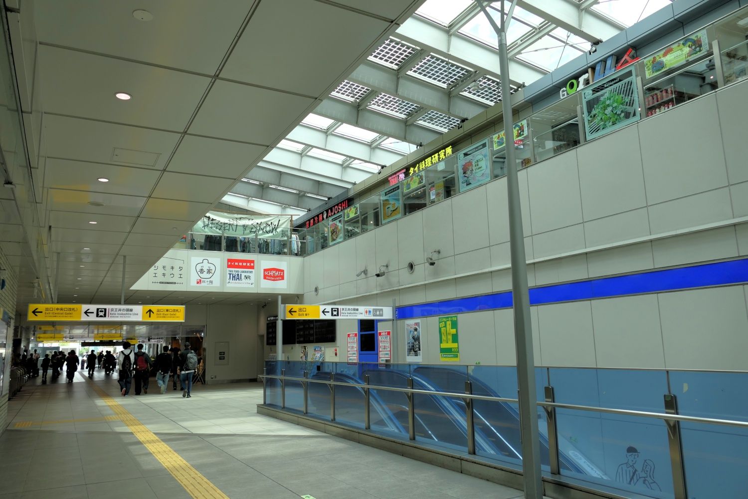 2階は改札外の「シモキタエキウエ」。さまざまな店舗が軒を連ねる（記者撮影）