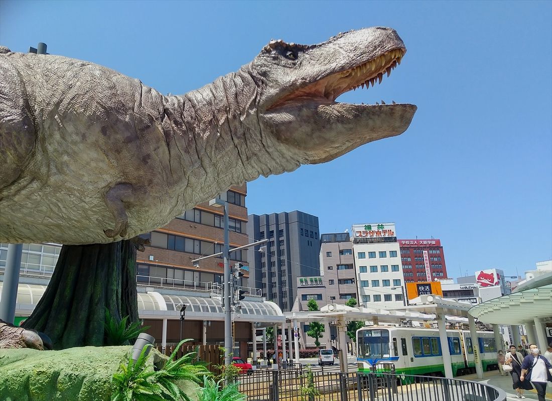 福井駅前の新たな名所、ティラノサウルスと福井鉄道の電車（撮影：南正時）