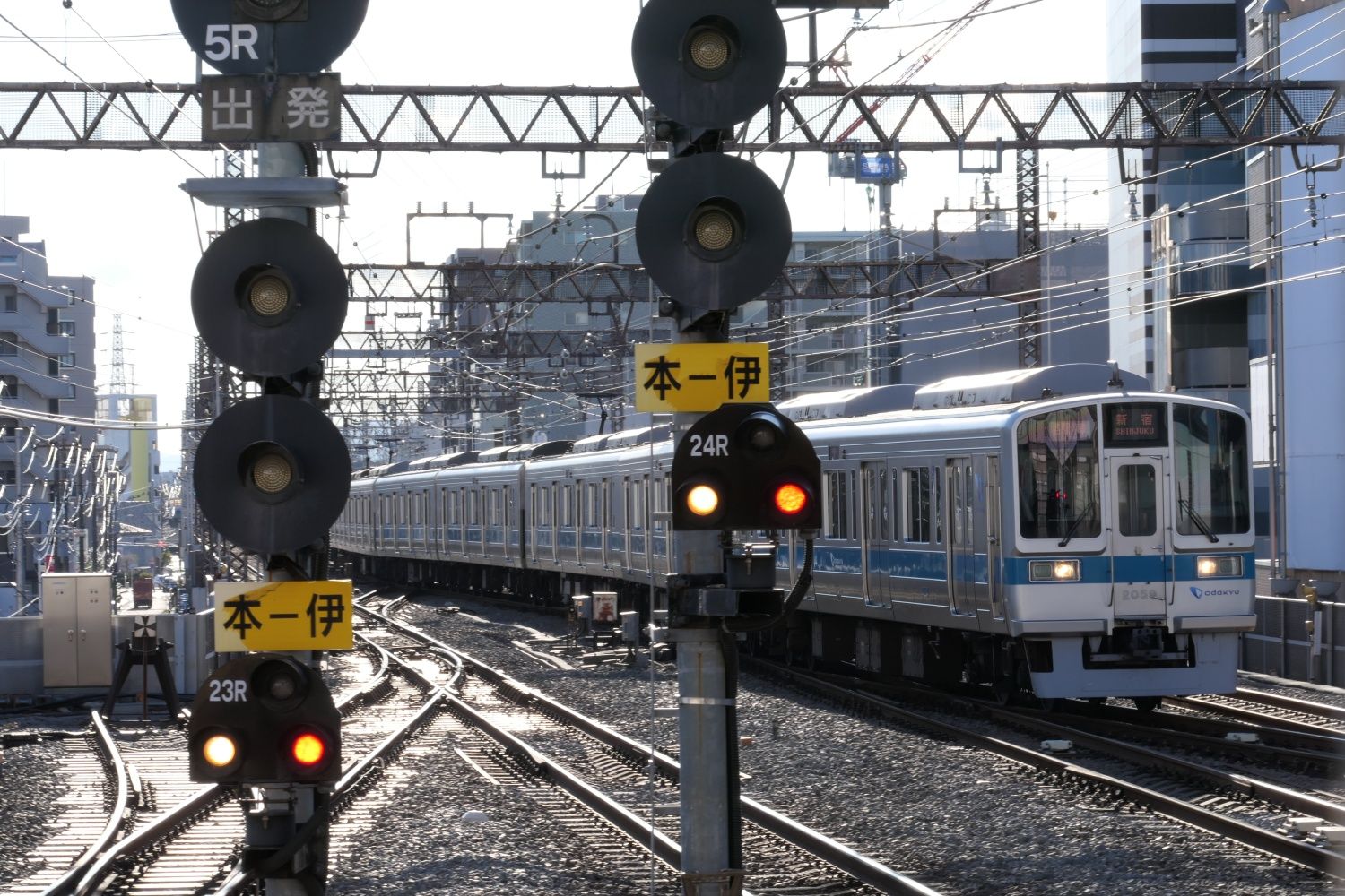 引き上げ線から上りホームに入る各駅停車新宿行き（記者撮影）