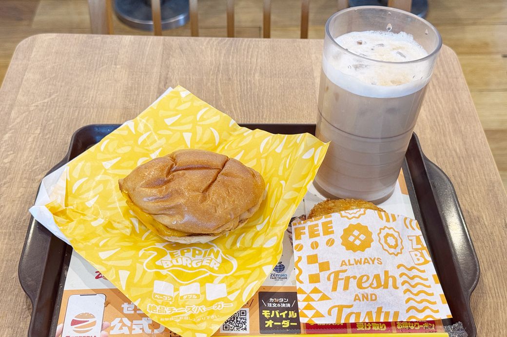 ゼッテリアの店名の由来にもなった、絶品チーズバーガー。バンズがやわらかすぎてくしゃっとなってしまい、見た目はイマイチだが、素材の全てがおいしく、ワンランク上の味わい（写真：筆者撮影）