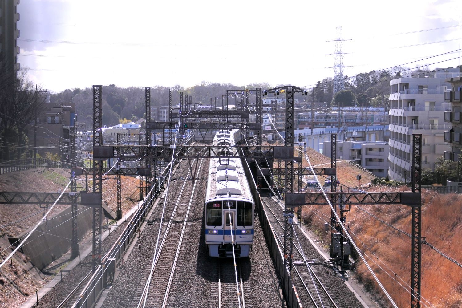 多摩線から新百合ヶ丘駅に到着する電車（記者撮影）