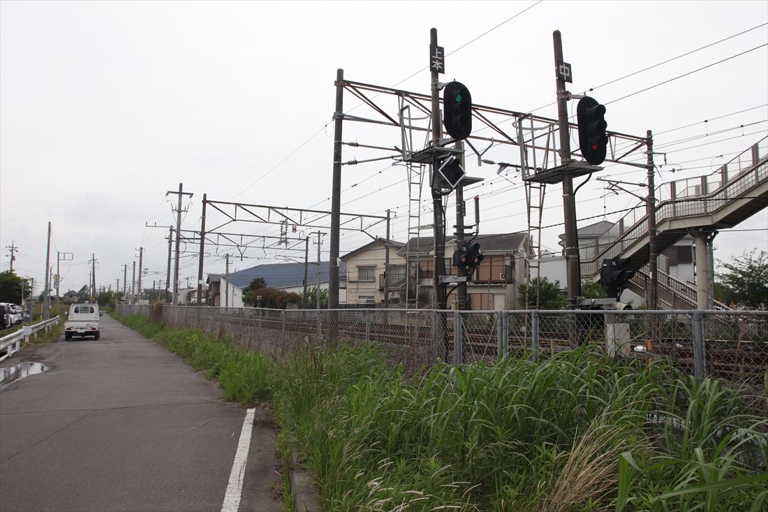 藤代駅から線路脇の道を取手方面へ歩く（筆者撮影）