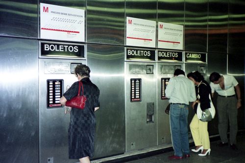 券売機と改札機も普及していた（1987年　筆者撮影）