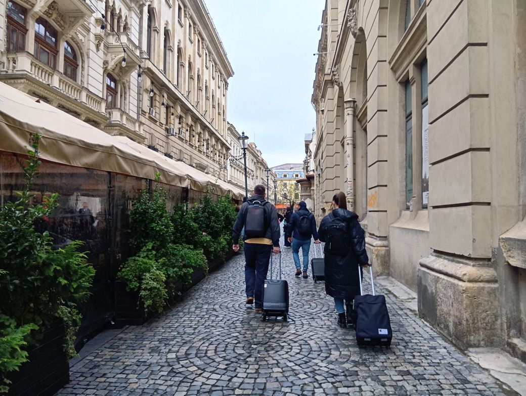 ルーマニアの有名なレストランのある通り。ガタガタと音を立てながら、スーツケースで通行する人がパラパラいた（筆者撮影）