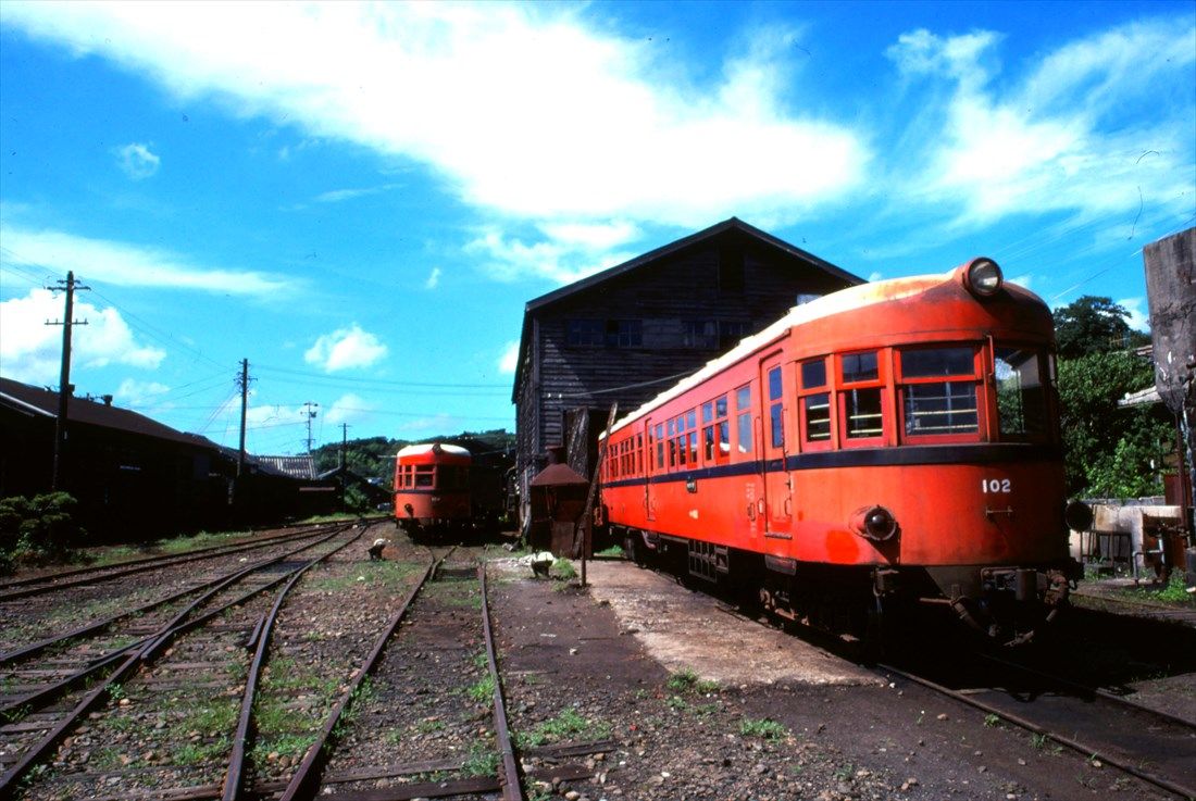 夏の日差しに照らされて車庫にたたずむ鹿児島交通枕崎線のキハ100形（撮影：南正時）