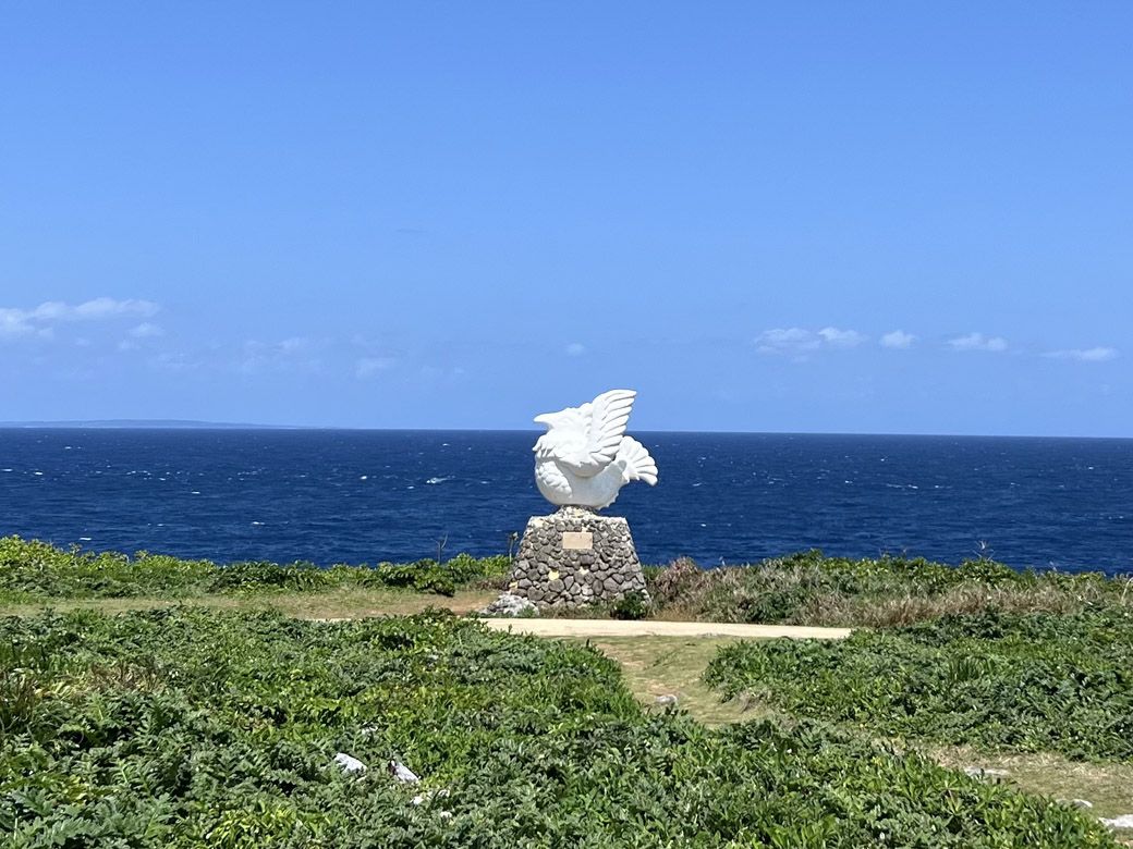 今帰仁村からさらに海岸沿いに北東へ進むと、沖縄本島最北端部の「辺戸岬」へ。（編集部撮影）