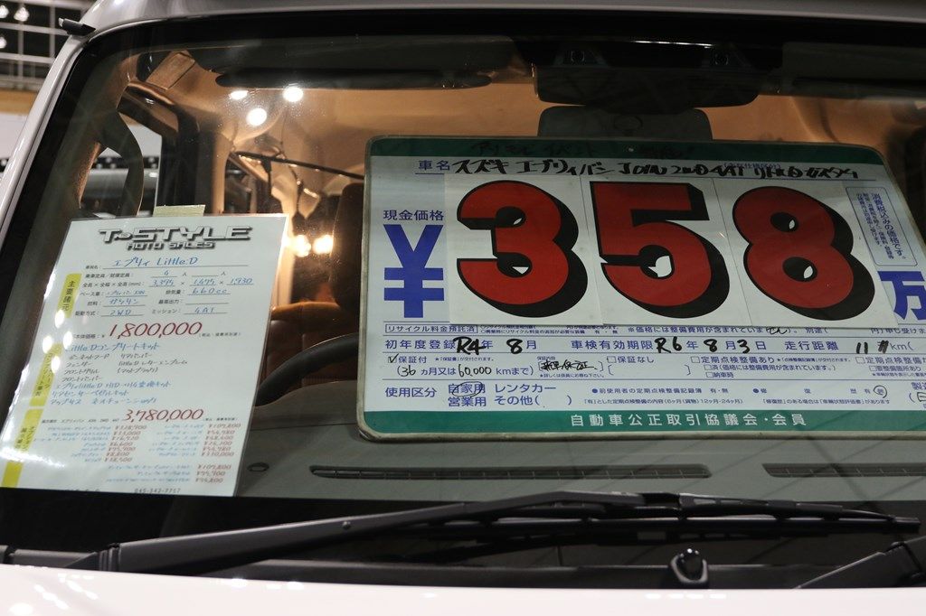 アソモビ2022 in Makuhari出展車両。ダムドの外装コンプリートキットを装着したTスタイルオートセールスのエブリイ（筆者撮影）