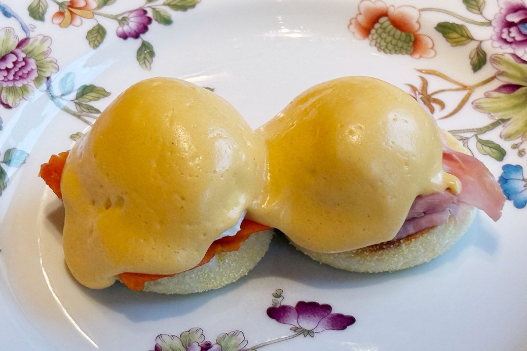 エッグベネディクト。左がスモークサーモン、右がハム（写真：筆者撮影）