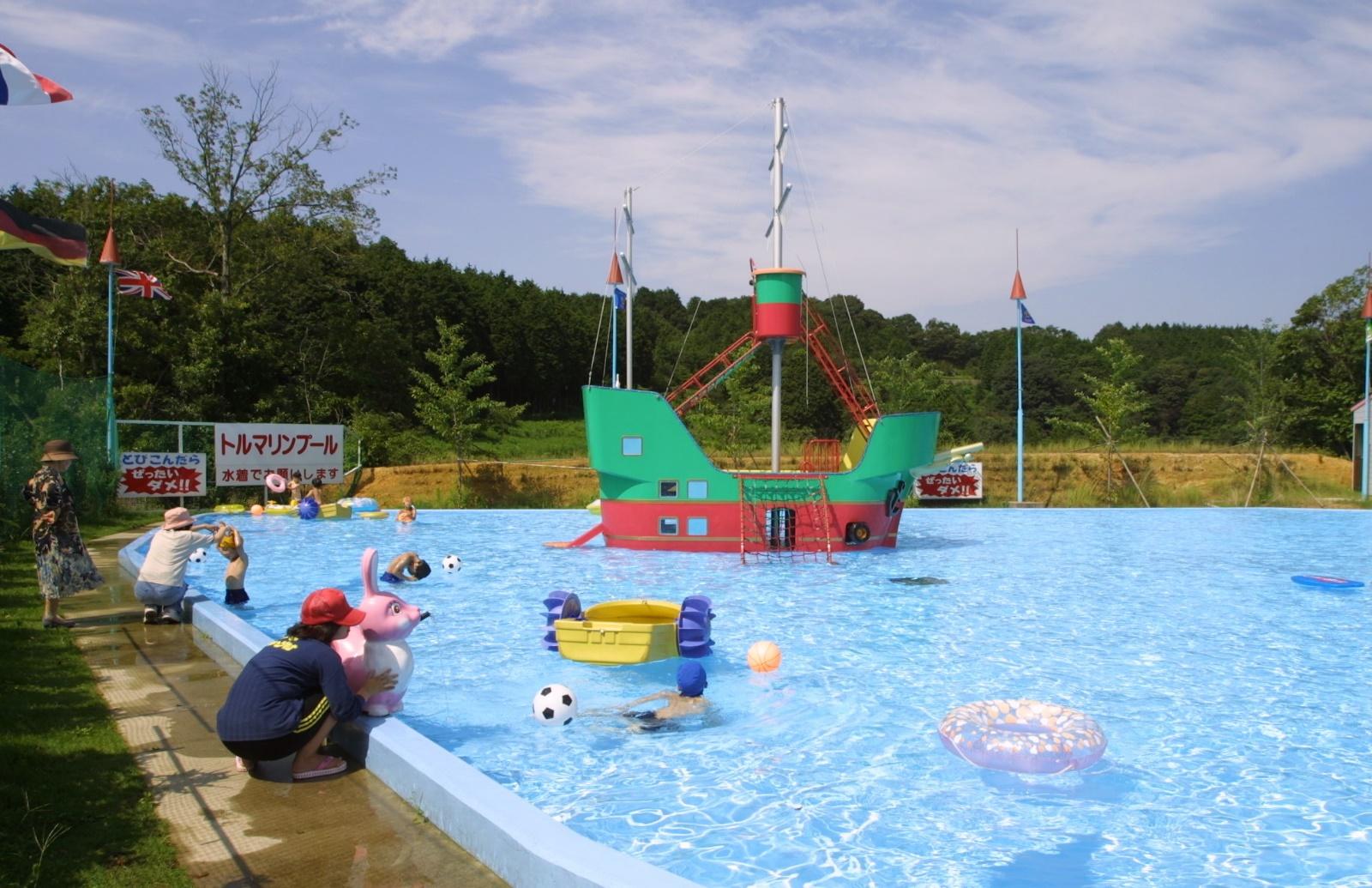 夏はプール営業も行われる。水遊びの場としても大人気だ。（画像提供：メルヘン村）