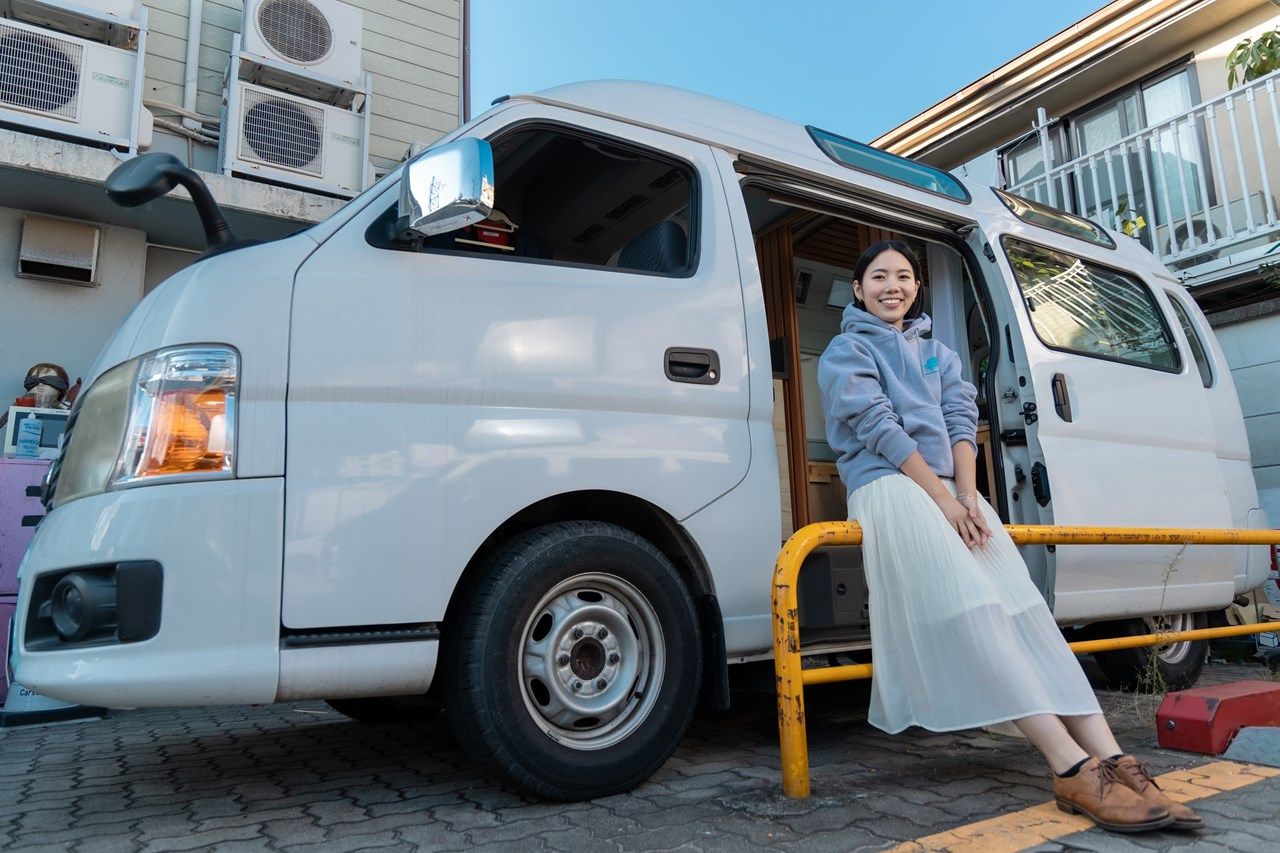 バンライフを送る宮本さんと愛車（東洋経済オンライン編集部撮影）