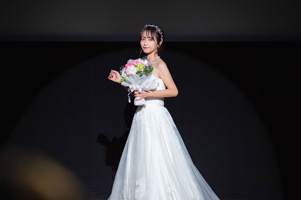 最終審査の壇上にて。純白のウェディングドレスがよく似合う（写真：本人提供）