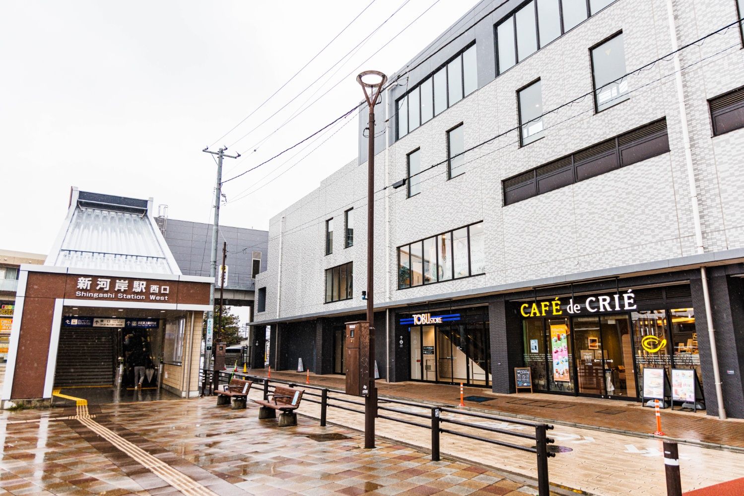 現在の新河岸駅西口。右手に見えるのは駅直結の賃貸マンション（撮影：鼠入昌史）