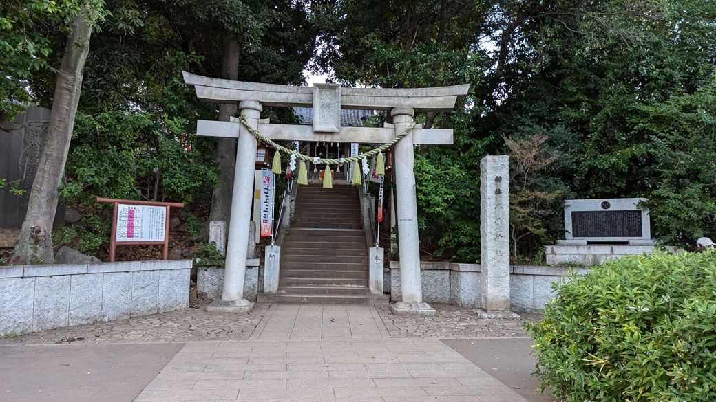 洗足池にある「千束八幡神社（南千束2-23-10）」に縁がある。池上氏を名乗った藤原忠方に縁がある神社（筆者撮影）