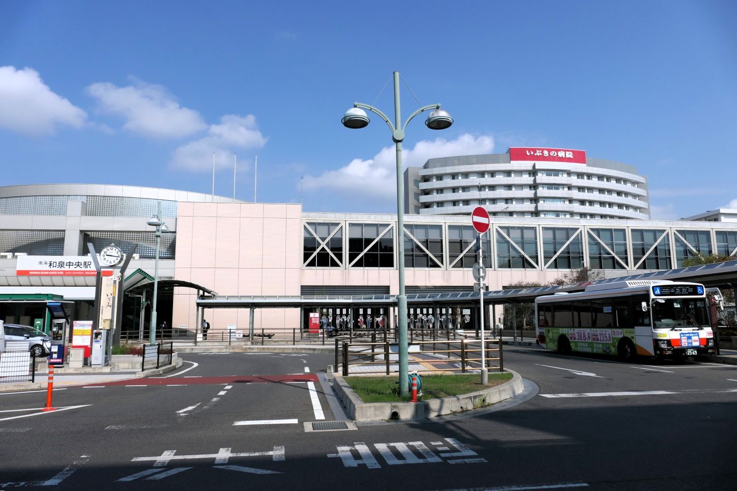 駅前から各方面へバスが発着する（記者撮影）