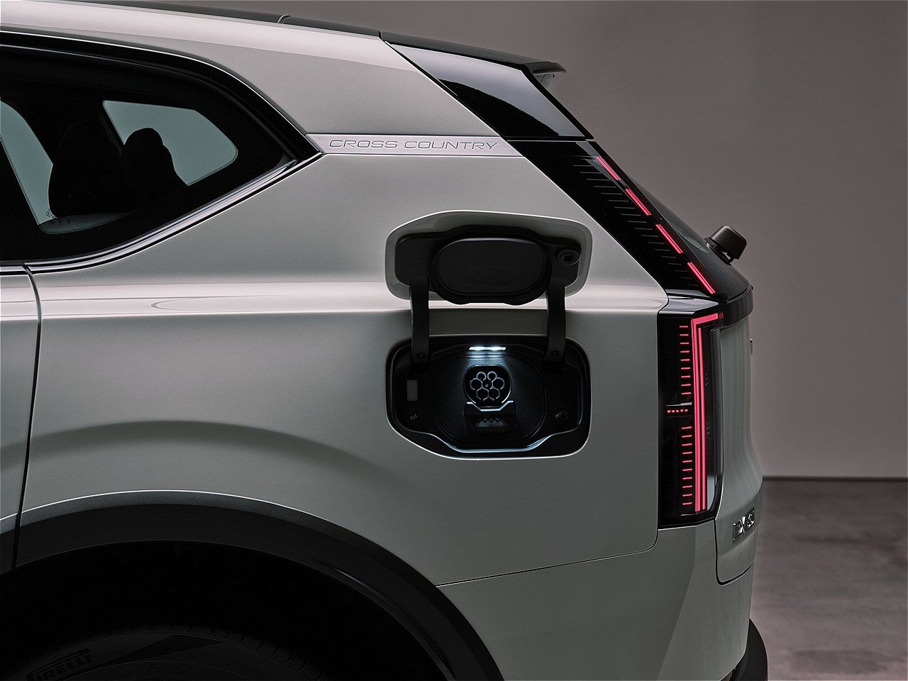 EX60と同時に発表されたボルボ「EX60クロスカントリー」（写真：ボルボ・カー・ジャパン）