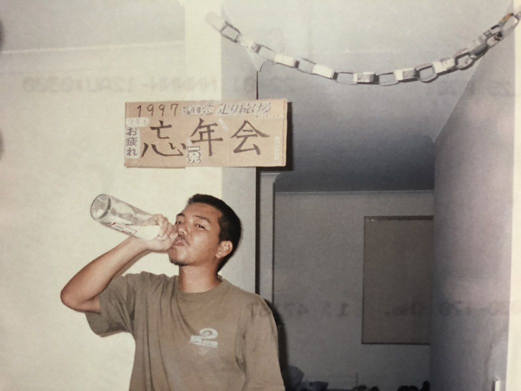 オーストラリア留学時代、忘年会での一気飲み風（写真：ベンビー提供）