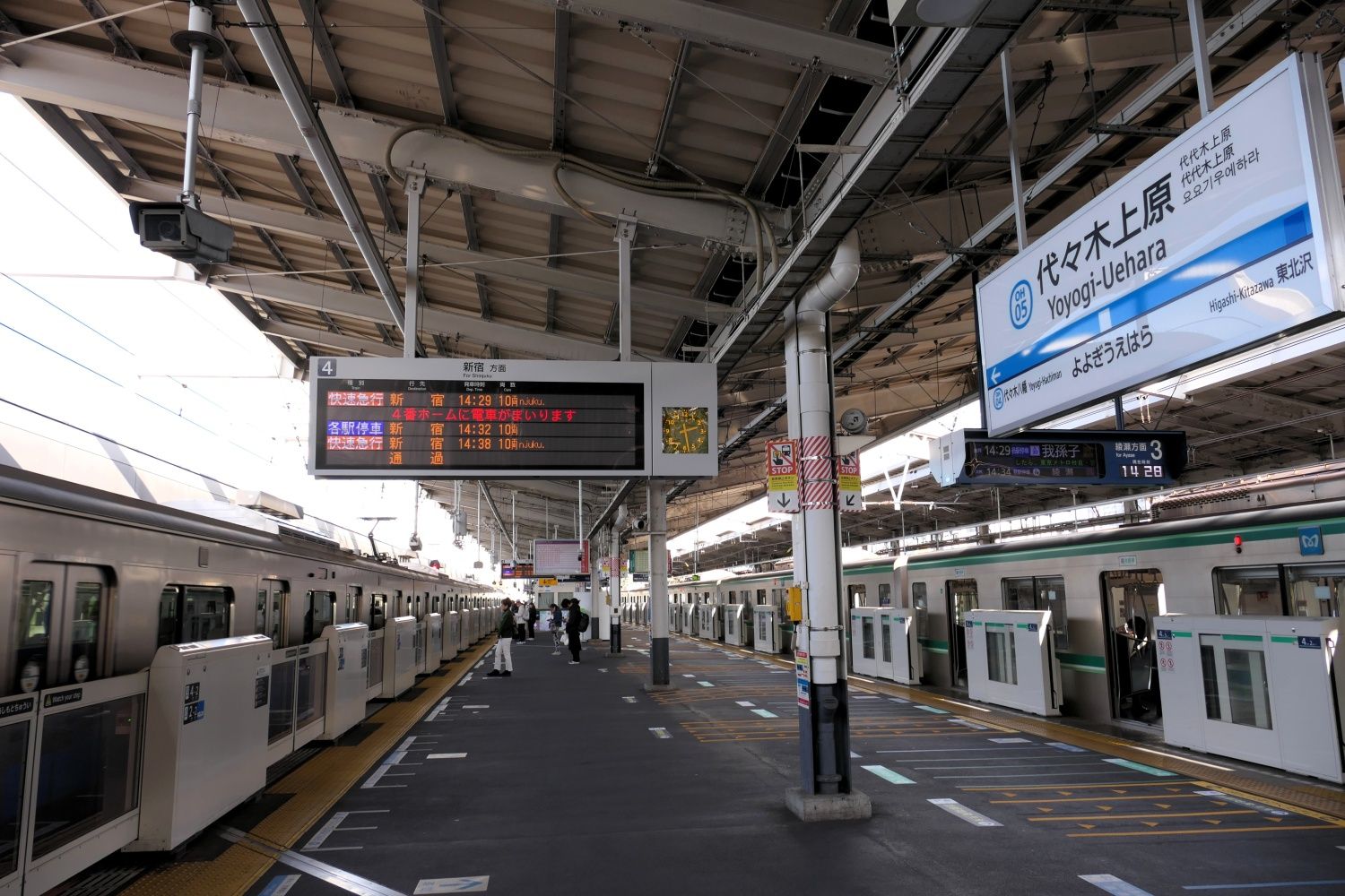 4番ホーム（左）は新宿方面（記者撮影）