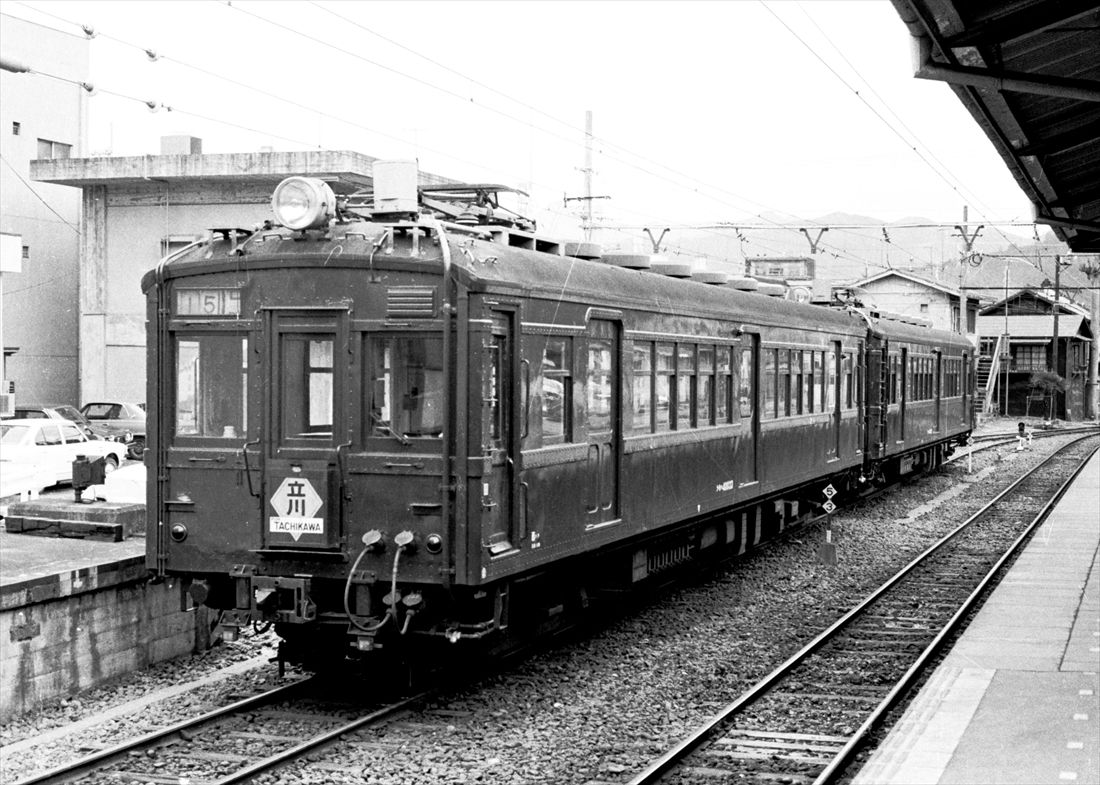 青梅駅にたたずむクモハ40形。同線では増結用として活躍した（撮影：南正時）