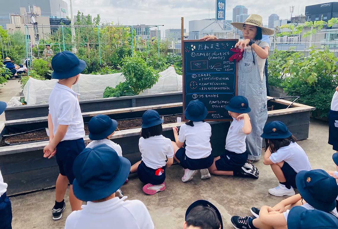 説明を聞く子どもたち