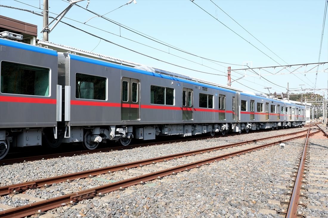 先頭車と中間車を連結したところ（左から2両目と3両目）（撮影：尾形文繁）