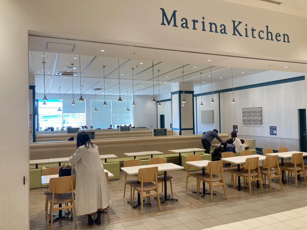 「マリーナキッチン」にはさまざまな区画がある。こちらは奥が子連れ優先席となっている（筆者撮影）