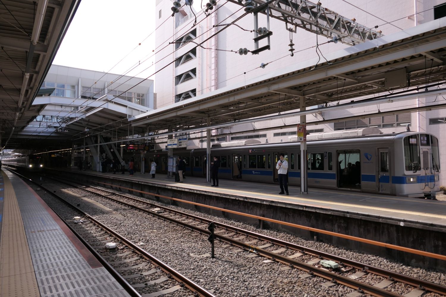 新宿方面の列車が発着する5・6番ホーム。奥の6番ホームには快速急行が停車中（記者撮影）