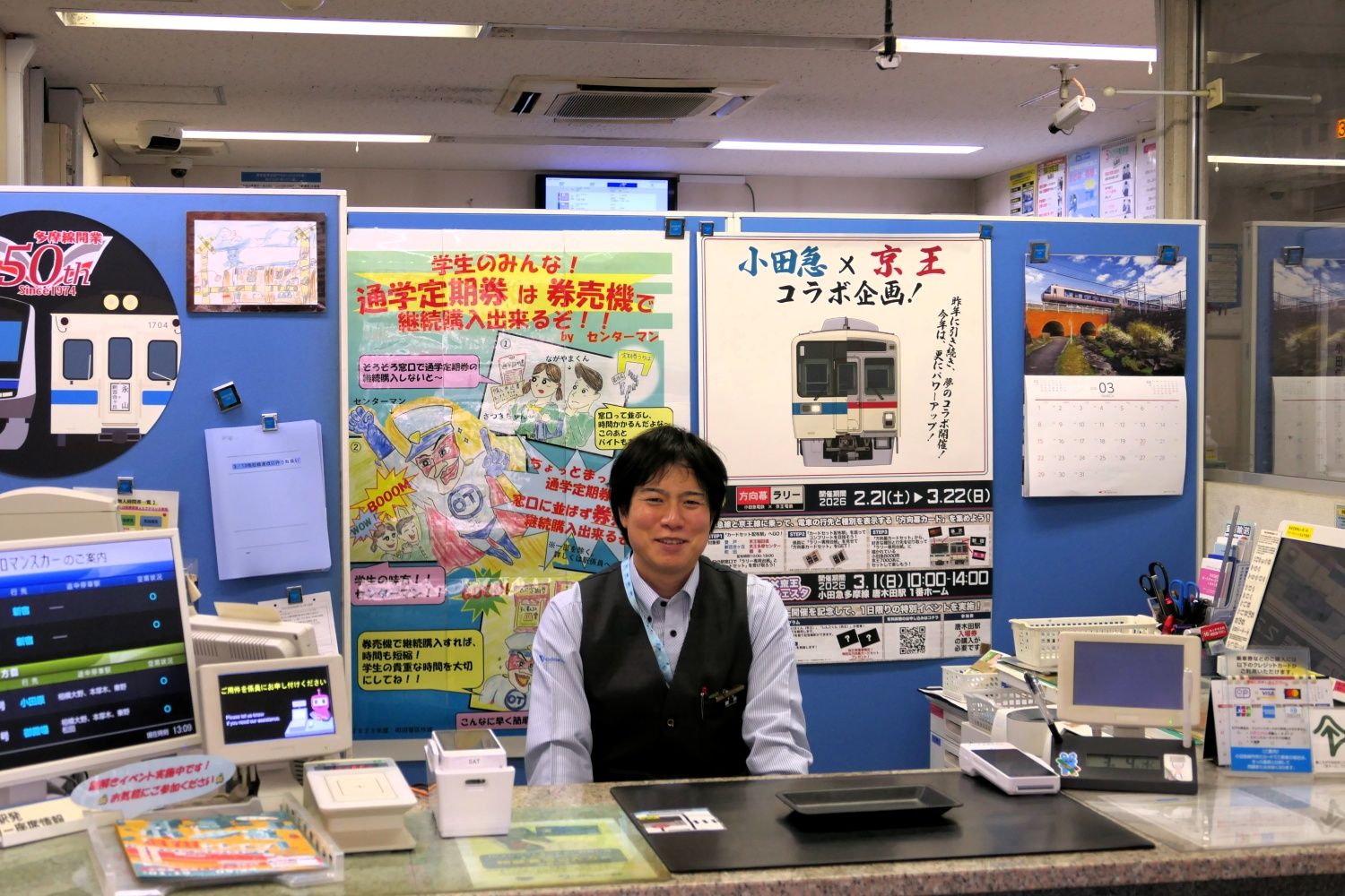 普段通りに定期券・特急券うりばで勤務する讓原さん（記者撮影）