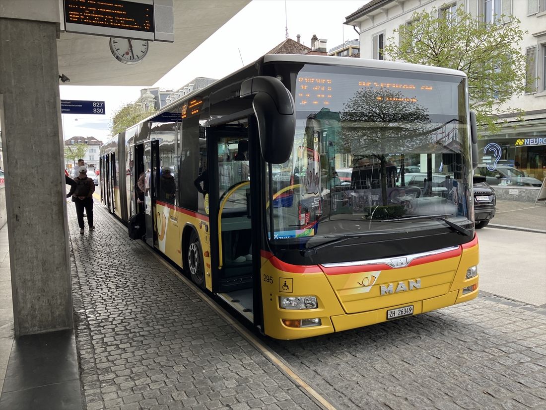 スイスの「ポストバス」。これも列車発着と連携したダイヤが組まれている（筆者撮影）